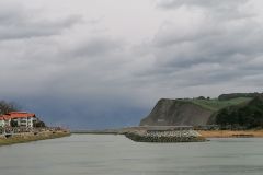 Der-Urola-Fluss-muendet-im-Baskischen-Meer