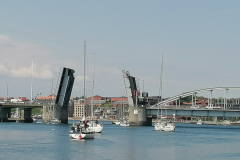 Verbindungsbruecke-Festland-zur-Insel