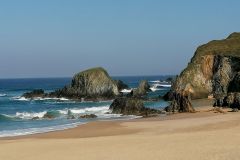 Schoene-Felsformationen-am-Strand-von-Valdevino