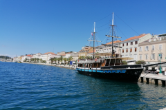 grosses-Segelboot-im-Hafen