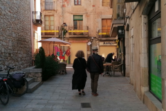 Paar-geht-spazieren-in-der-Altstadt