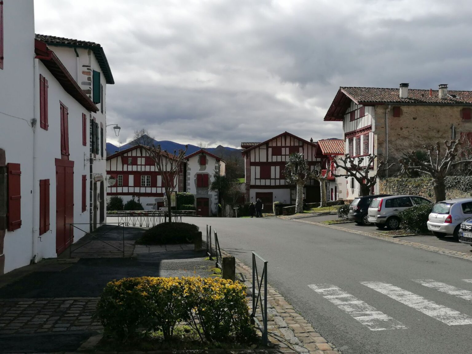 Ainhoa-ein-typisches-Dorf-im-Baskenland