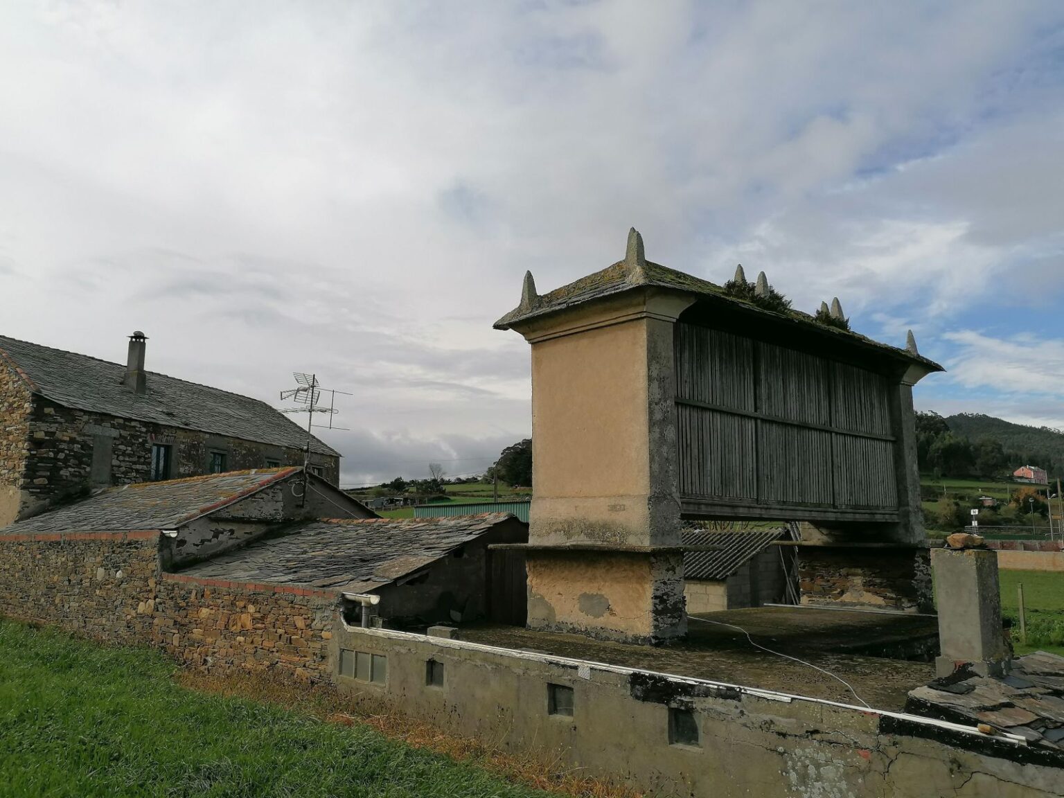Altes-Steinhaus-mit-Vorratsspeicher Altes-Steinhaus-mit-Vorratsspeicher