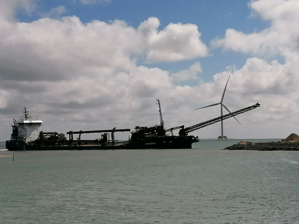 Arbeitsschiff-auf-dem-Kanal Arbeitsschiff-auf-dem-Kanal