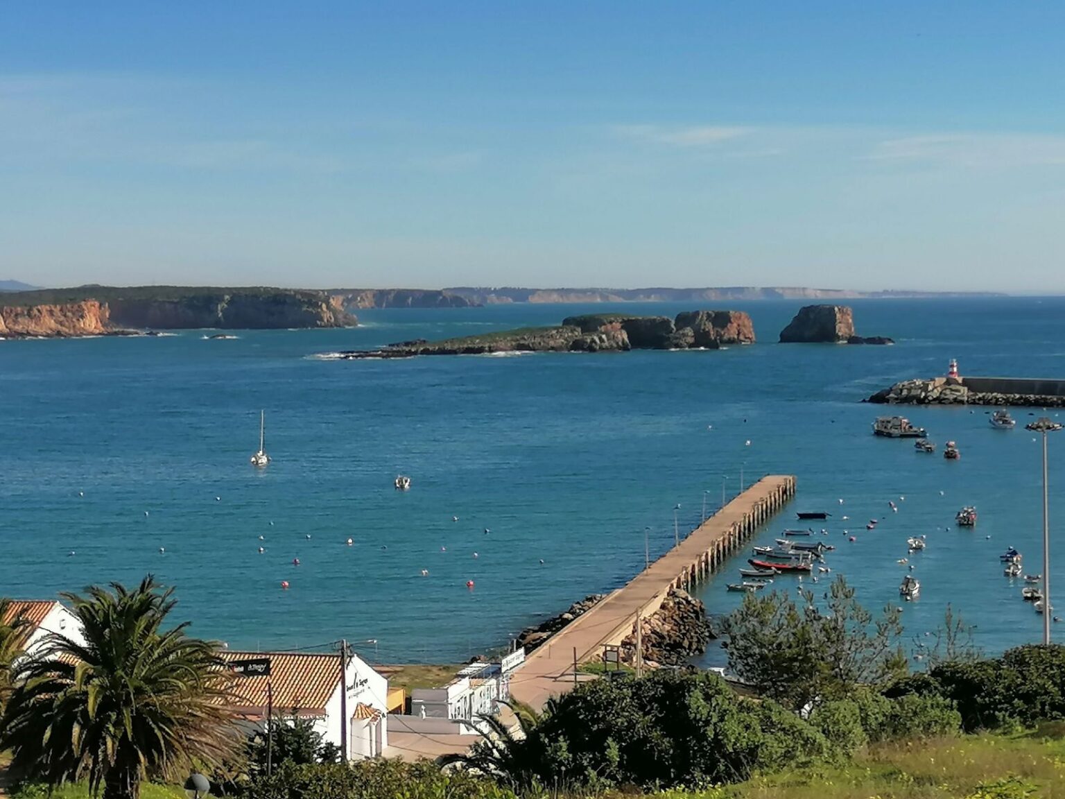 Blick-auf-den-Fischereihafen-von-Sagres