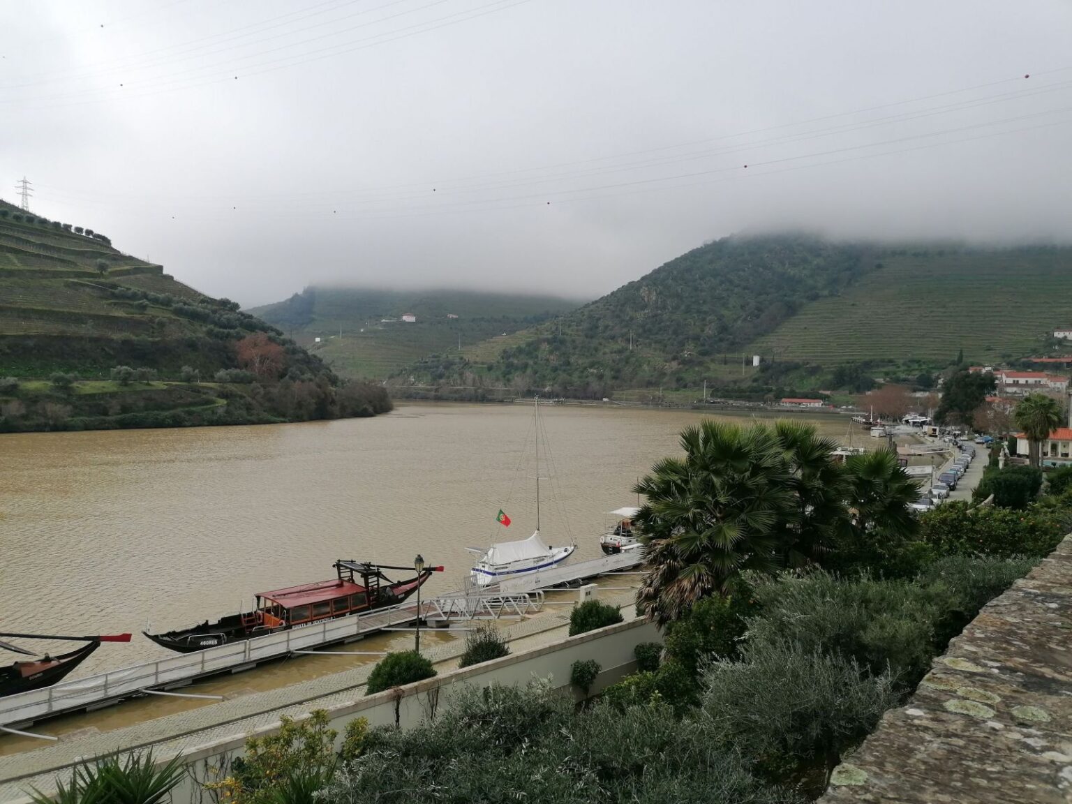 Blick-auf-den-Fluss-am-Morgen