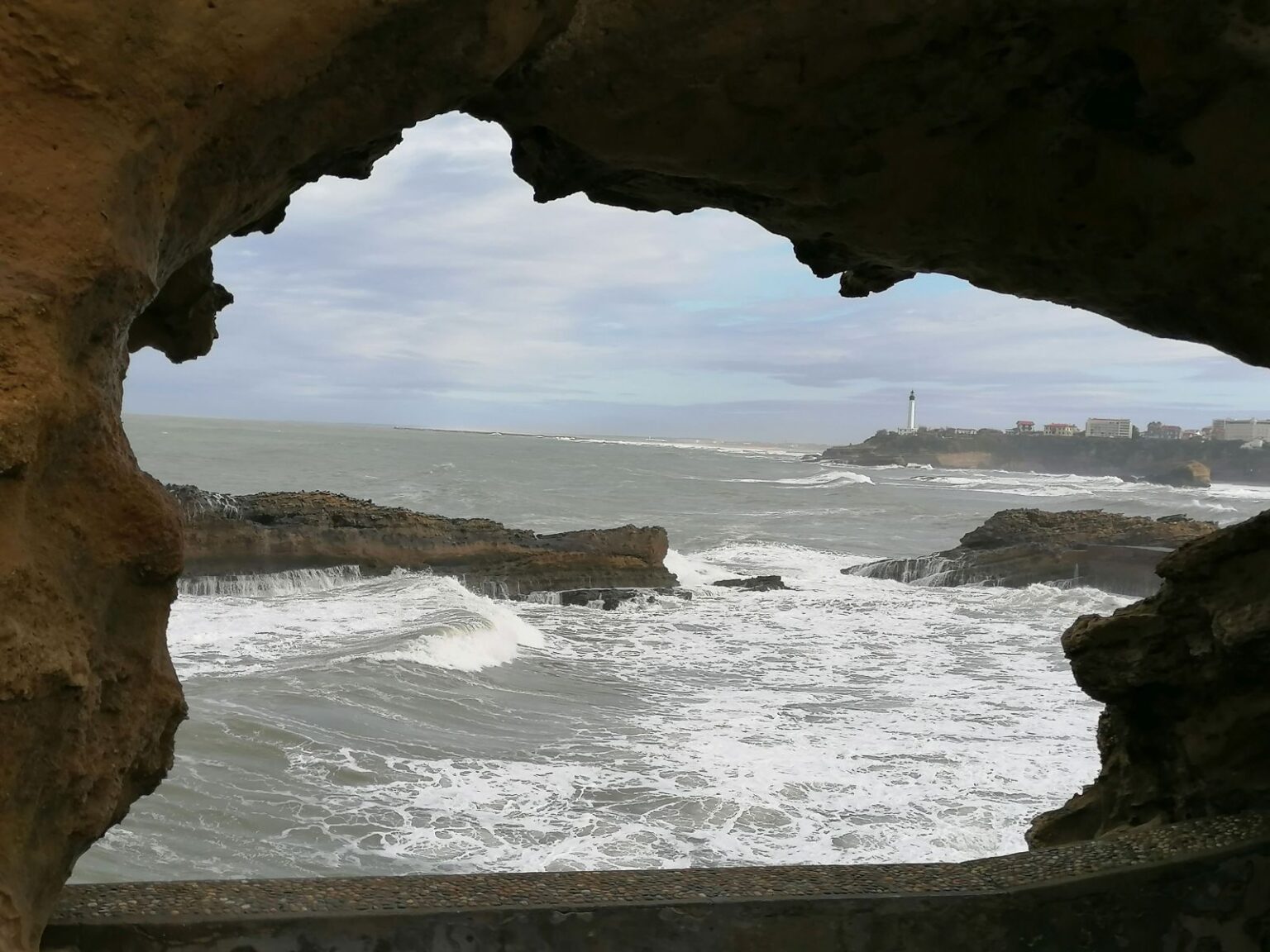 Blick-auf-den-Leuchtturm-von-Biarritz