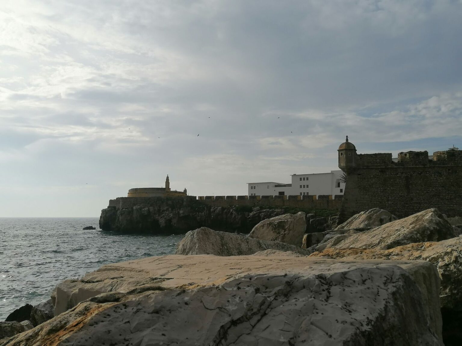 Blick-auf-die-Festungsanlage-vom-Hafen-aus
