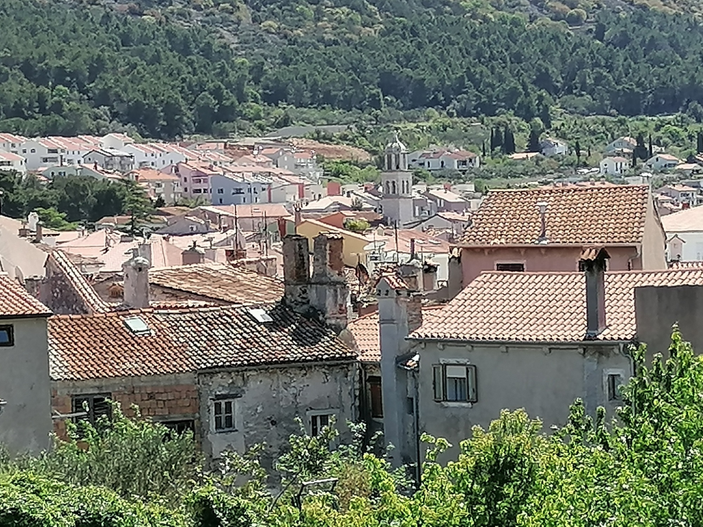 Blick-ueber-die-Haeuser-Daecher-von-Cres Blick-ueber-die-Haeuser-Daecher-von-Cres