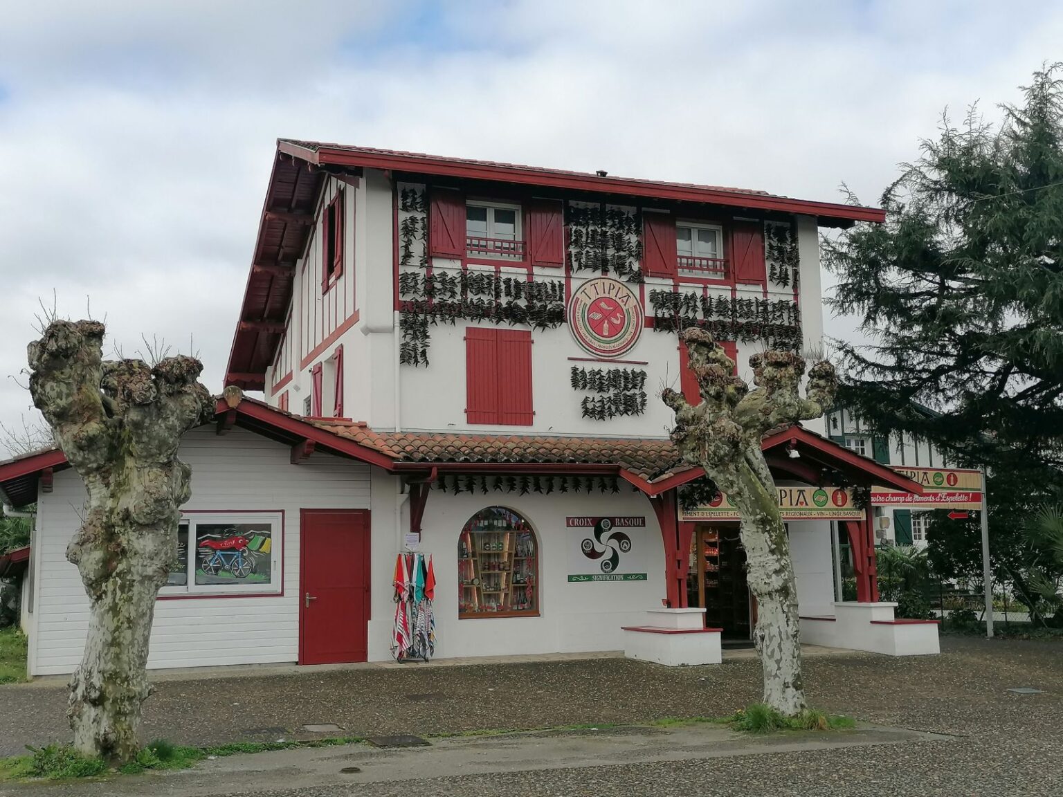 Chillischoten-an-der-Hauswand
