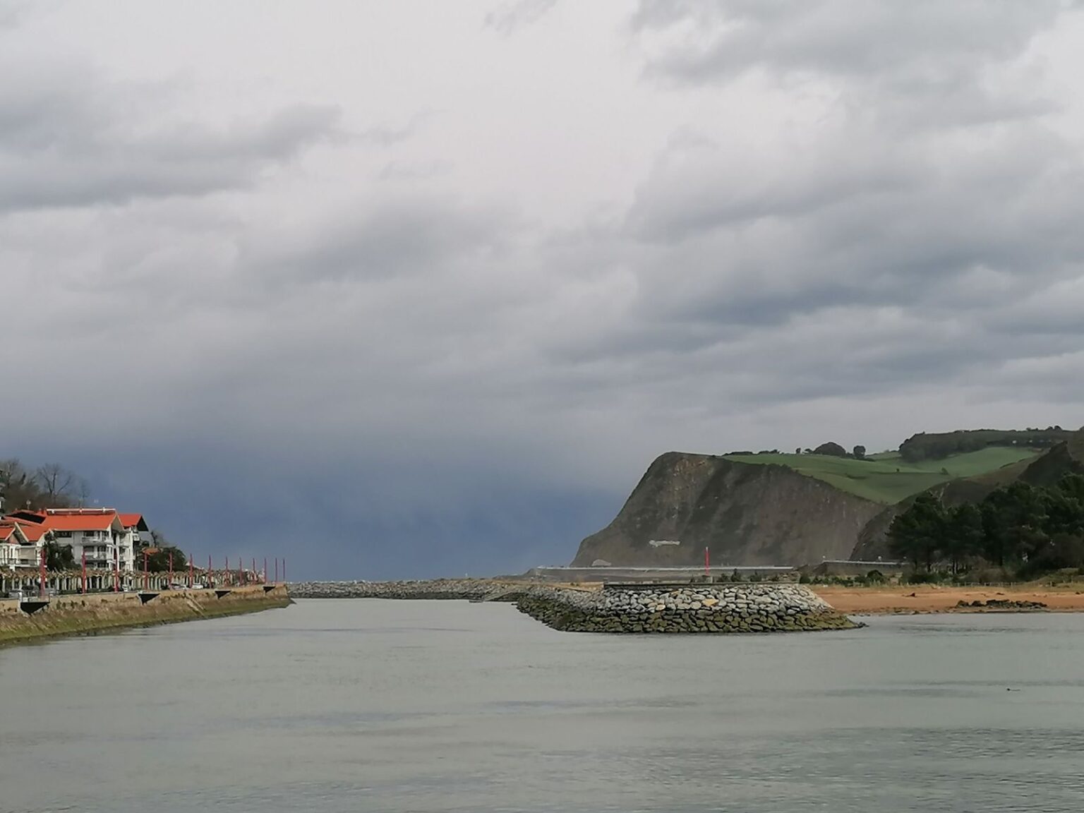 Der-Urola-Fluss-muendet-im-Baskischen-Meer