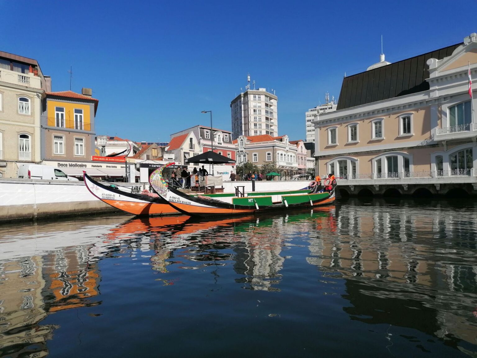 Gondelaehnliche-Boote-an-der-Anlegestelle