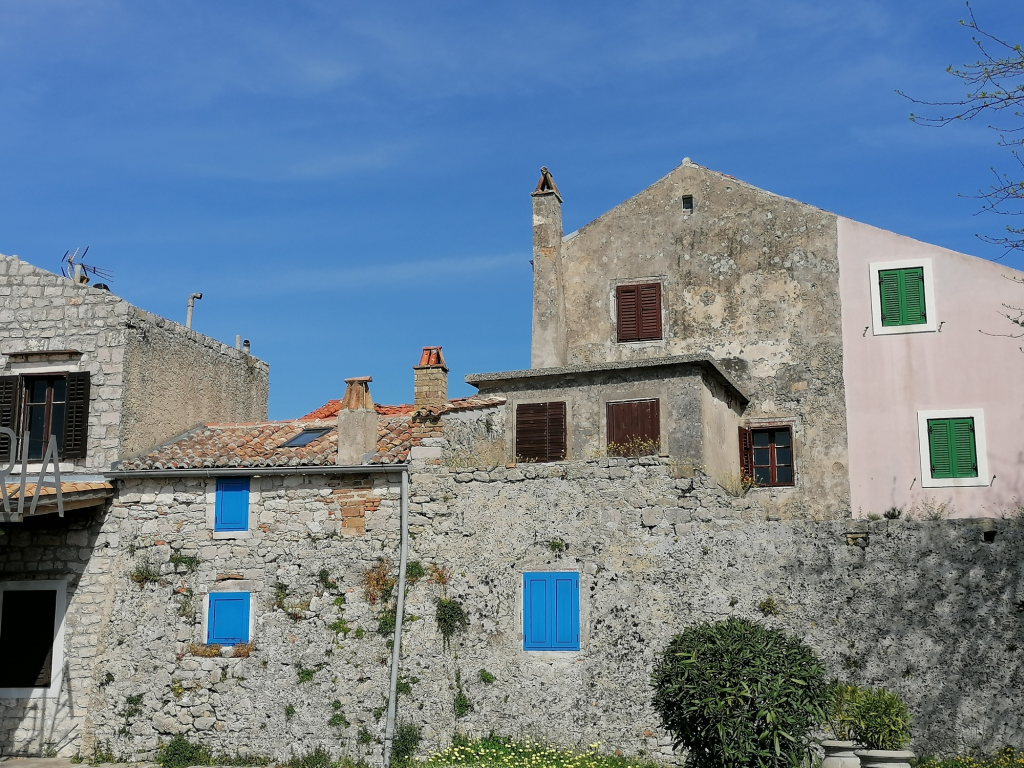 Haeuserfront-in-Osor Haeuserfront-in-Osor