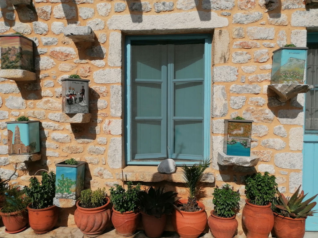 Mit-schoenen-bemalten-Dosen-verzierte Hausfront Mit-schoenen-bemalten-Dosen-verzierte Hausfront