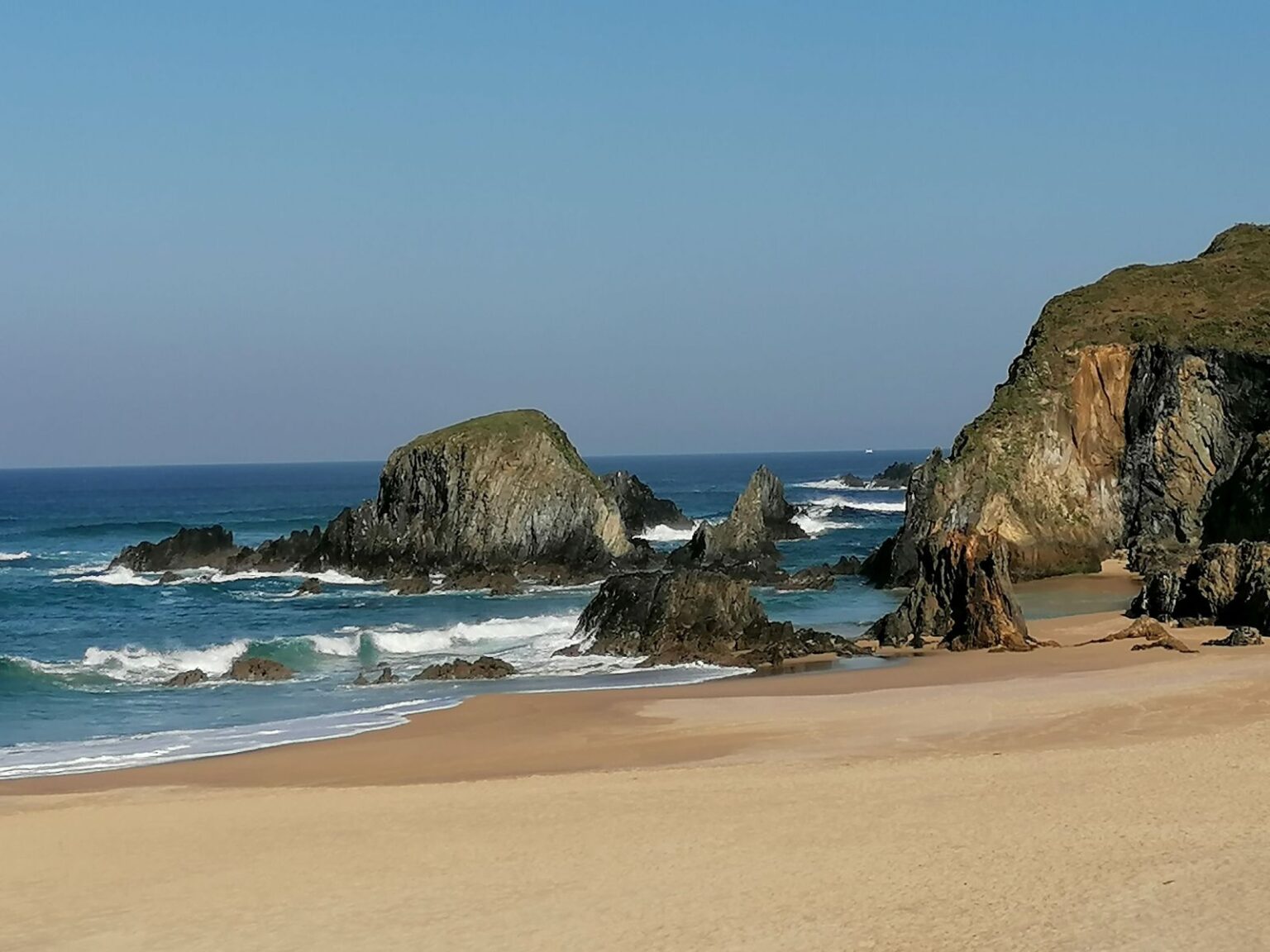Schoene-Felsformationen-am-Strand-von-Valdevino Schoene-Felsformationen-am-Strand-von-Valdevino