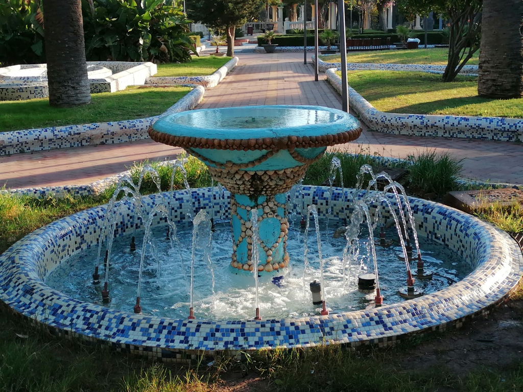 Schoener-Keramik-Brunnen-im-Parque-Hernandez Schoener-Keramik-Brunnen-im-Parque-Hernandez