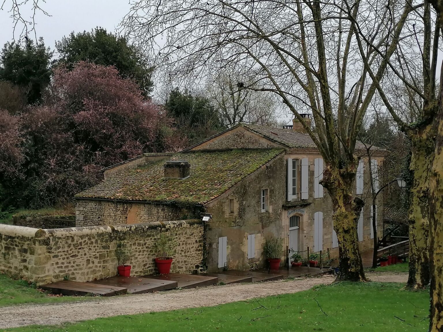 Schoenes-Steinhaus-auf-der-Festungsanlage