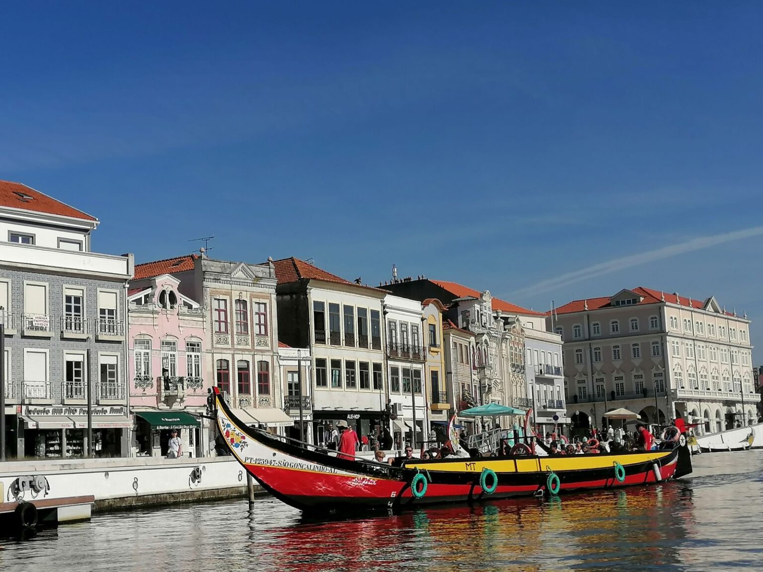 Sehr-beliebt-fuer-Touristen-eine-Bootsfahrt-in-den-Kanaelen