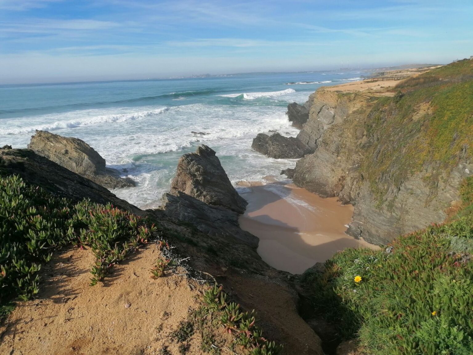 Spaziergang-entlang-der-Klippen-in-Porto-Covo