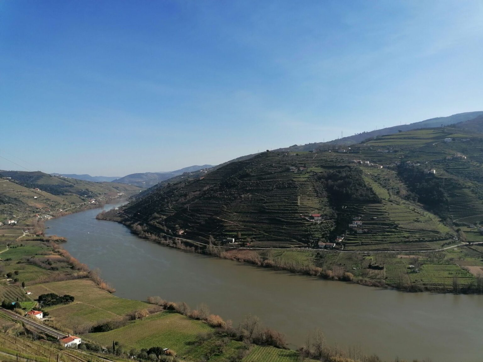 Weinhaenge-entlang-des-Flusses