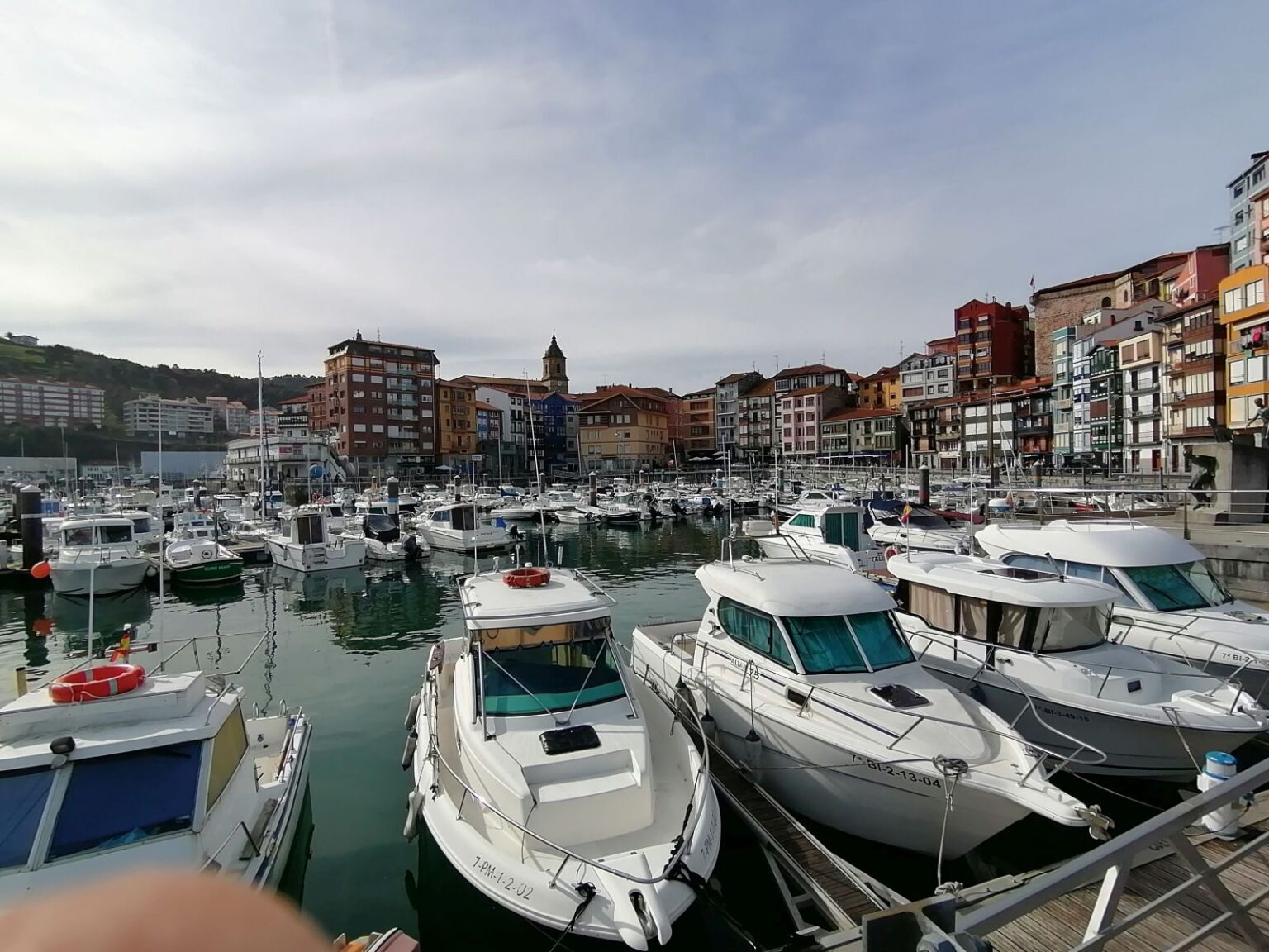 Wunderschoener-Yachthafen-von-Bermeo